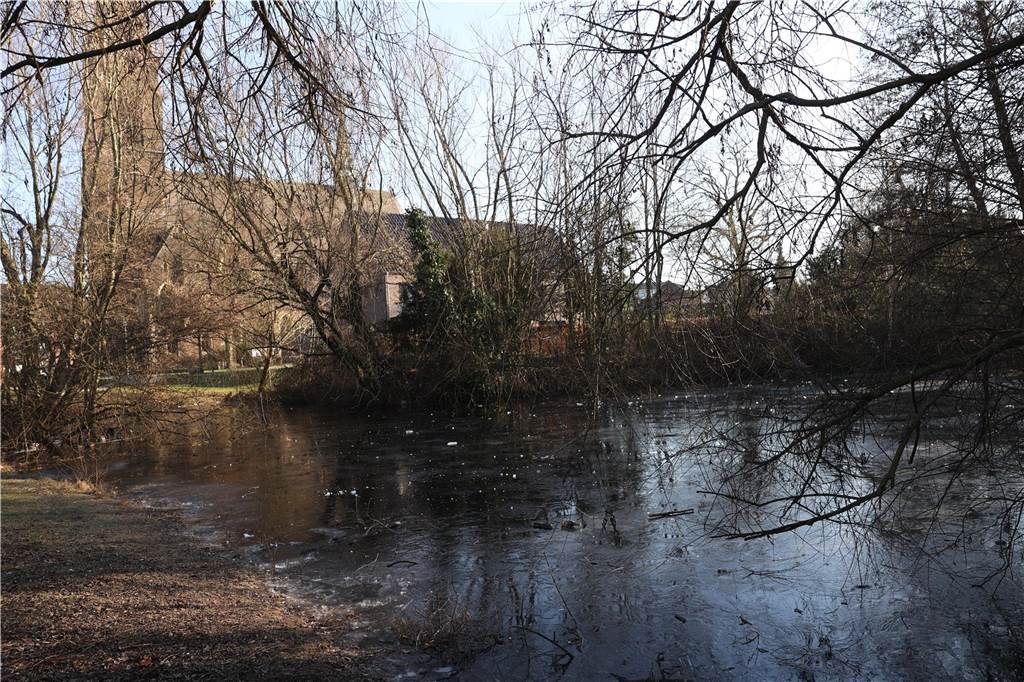 DLRG informiert über Gefahr durch zugefrorene Gewässer und Seen Am Ententeich nahe der Kirche St-Ludger hat sich eine dünne Eisfläche gebildet.