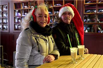 Am ersten Abend des Weihnachtsmarktes machten es sich die Besucherinnen und Besucher an den Ständen gemütlich.