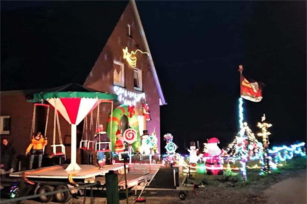 Das verrückte Weihnachtshaus von Deuten leuchtet jetzt noch heller Am ersten Adventssonntag drehte sich im Vorgarten von Familie Herrmann ein kleines Kettenkarussell.