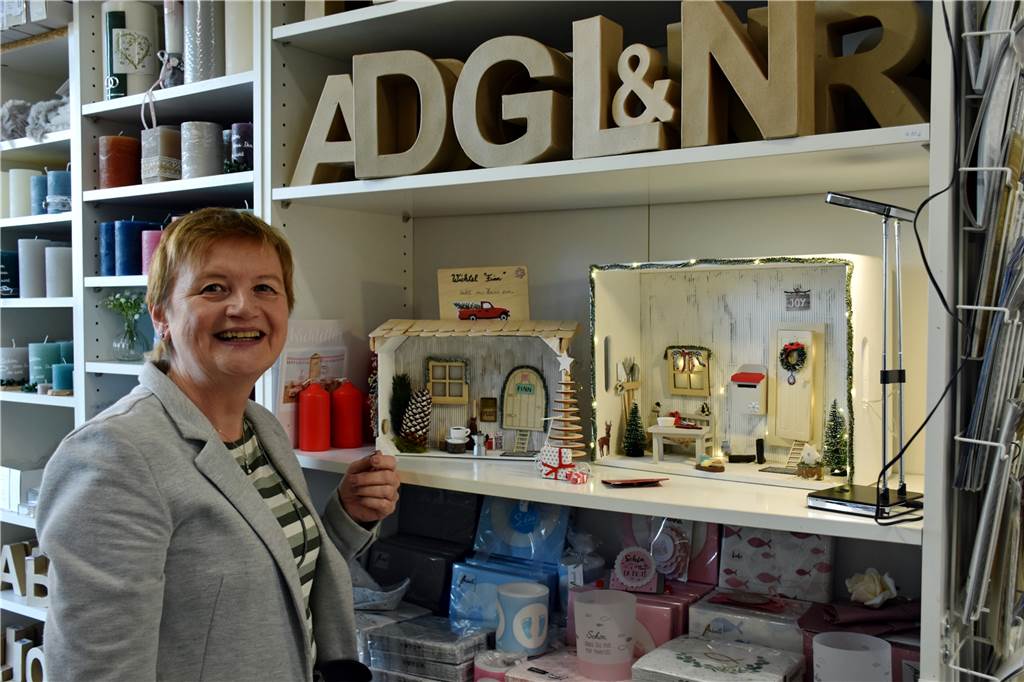 Weihnachtsdekoration selber machen: Cilly Albers zeigt, wie es geht Am ersten Dezember zieht Wichtel "Finn" in seine Wichteltür ein – bis dahin gibt Cilly Albers weitere Bastelideen, wie so ein Wichtelzuhause kreativ gestaltet werden kann.