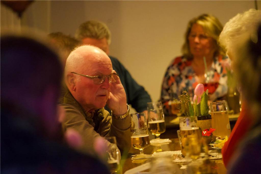 Neue Gaststätte in Datteln eröffnet - Betreiber halten aber am „Mythos“ fest Gäste in der Kneipe "Alt-Horneburg"