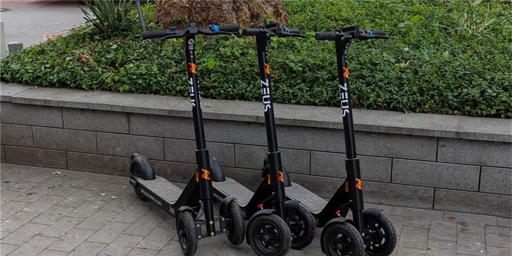 Kein guter Start: Neue E-Scooter parken, wo sie nicht parken dürfen Am ersten Tag der Auslieferung der neuen Zeuss-E-Scooter stehen drei Roller mitten in der Parkverbotszone.