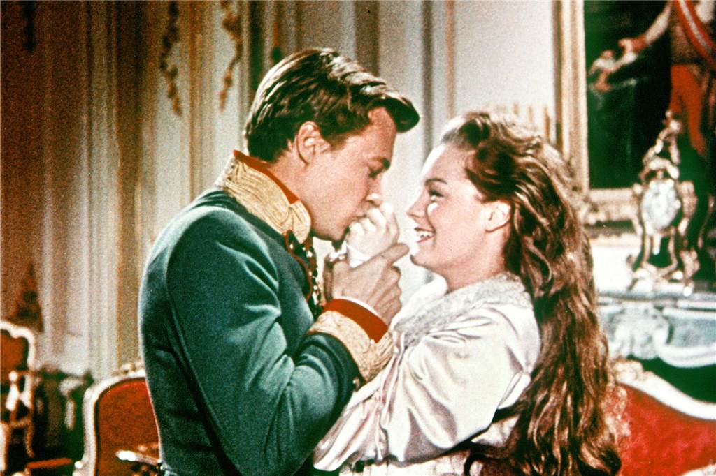 TV-Programm an Weihnachten 2023: Was läuft auf welchem Sender? Szene aus Sissi: Kaiser Franz Josef von Österreich (Karlheinz Böhm) und Kaiserin Sissi (Romy Schneider) stehen sich glücklich gegenüber.
