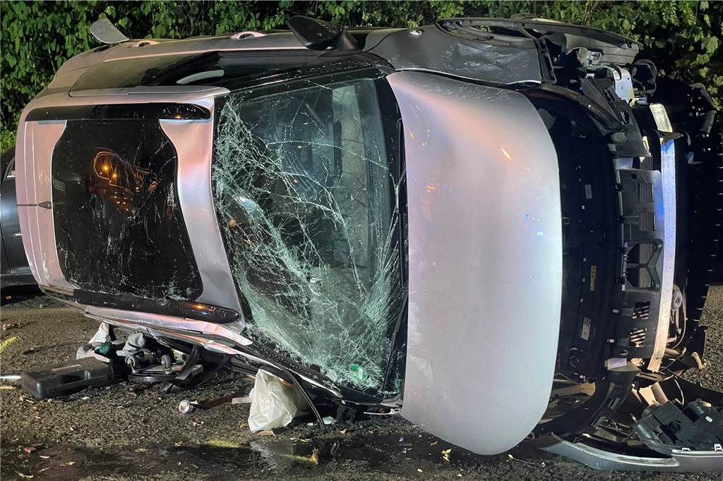 Auto kracht in geparkten Wagen - die Polizei hat einen Verdacht Am Fahrzeug entstand Totalschaden.