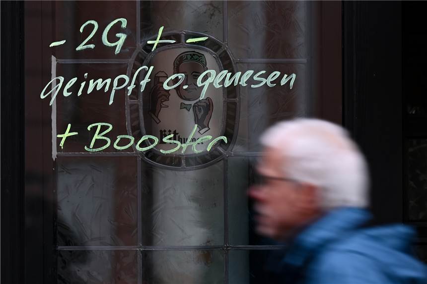 So viele Infektionen wie noch nie: Kommt die Lockerungsdebatte zu früh? Am Fenster einer Kneipe in der Mainzer Innenstadt ist der Hinweis "-2G + - geimpft o. genesen + Booster" aufgemalt. Es wird über die Lockerung solcher Maßnahmen diskutiert.