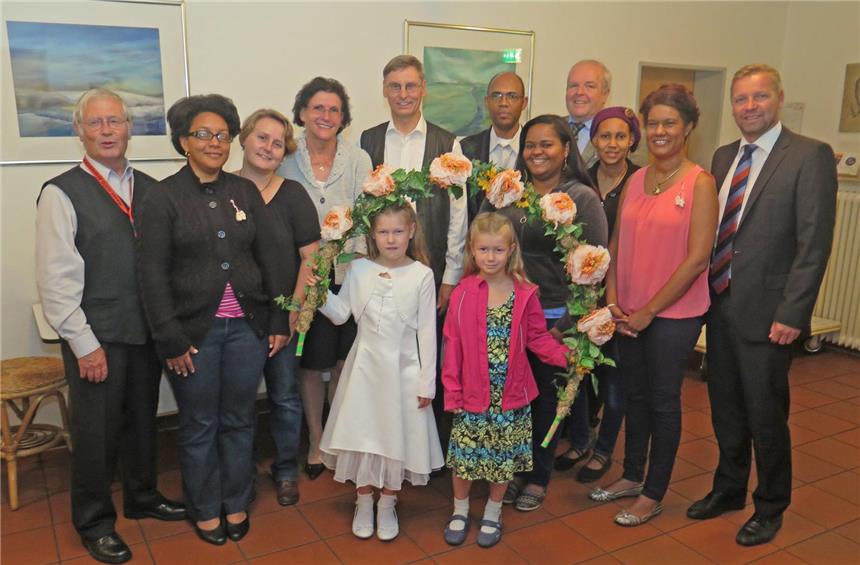 25-jährige Partnerschaft wurde gefeiert Am Festakt der Partnerschaft zwischen der Ludgerusgemeinde und der Kirchengemeinde ?Nuestra Señora de la Paz? in San Cristóbal beteiligten sich am Sonntag auch Maike und Ines Goße-Gehling (vorne v.l.), Ekkehard Liesmann, Dileyni Tiljana Almonte de la Rosa, Christina Geurts, Maria Leßmann, Klaus Honermann, Jose Luis Lugo Dipre, Andreina Uribe Japa, Johannes Foitzik, Anny Aponte Martinez, Rosa Ysabel Ruiz Alcantara und Mike Rexforth (hinten v.l.).