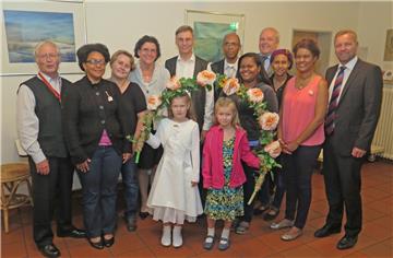 Am Festakt der Partnerschaft zwischen der Ludgerusgemeinde und der Kirchengemeinde ?Nuestra Señora de la Paz? in San Cristóbal beteiligten sich am Sonntag auch Maike und Ines Goße-Gehling (vorne v.l.), Ekkehard Liesmann, Dileyni Tiljana Almonte de la Rosa, Christina Geurts, Maria Leßmann, Klaus Honermann, Jose Luis Lugo Dipre, Andreina Uribe Japa, Johannes Foitzik, Anny Aponte Martinez, Rosa Ysabel Ruiz Alcantara und Mike Rexforth (hinten v.l.).