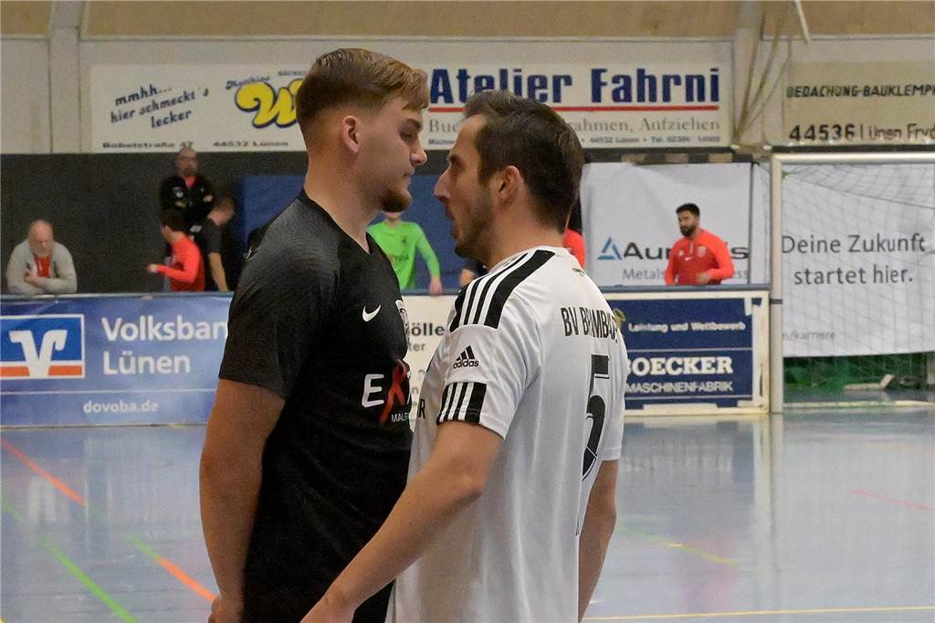 Lüner SV holt Verteidiger mit Gardemaß von RW Ahlen Ole Danszczyk und Dennis Köse stehen Stirn an Stirn.