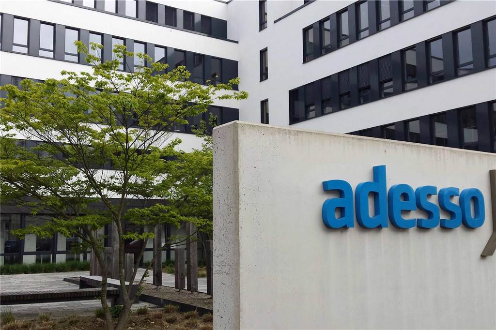 Adesso erreicht wieder Rekordumsatz: „Cyber-Schutz ist Wachstumsfeld“ Am Firmensitz auf der Stadtkrone-Ost in Dortmund beschäftigt Adesso gut 1500 Mitarbeiterinnen und Mitarbeiter. Konzern-weit sind es 8056 und in diesem Jahr will man die Zahl von 10.000 Beschäftigten erreichen.
