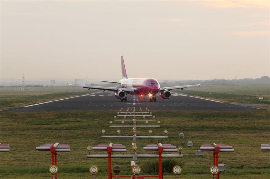 Schwaches drittes Quartal für Flughafen Dortmund Am Flughafen Dortmund werden die Geräte des Instrumentenlandesystem (ILS), hier im Vordergrund teilweise zu sehen, erneuert.
