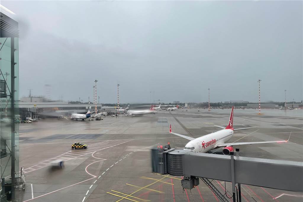 Unwetter in NRW: Mehrere Tornados richten schwere Schäden an – Liveblog Am Flughafen Düsseldorf ging zwischendurch nichts mehr.