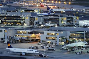 Am Flughafen Frankfurt/Main beträgt die Mindestumsteigezeit 45 Minuten. Flugreisende sollten dies bei ihrer Buchung berücksichtigen. Foto: Boris Roessler