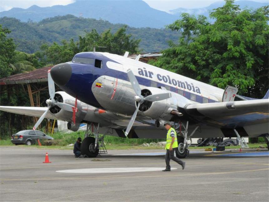 Rosinenbomber als Linienflugzeug über Kolumbien im Einsatz Am Flughafen Vanguardia in Villavicencio (Kolumbien) kann man noch mit einer Douglas DC-3 (Baujahr 1942) der Fluggesellschaft Air Columbia abheben. Foto: Bernd Kubisch/dpa