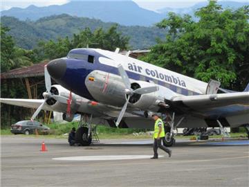 Am Flughafen Vanguardia in Villavicencio (Kolumbien) kann man noch mit einer Douglas DC-3 (Baujahr 1942) der Fluggesellschaft Air Columbia abheben. Foto: Bernd Kubisch/dpa