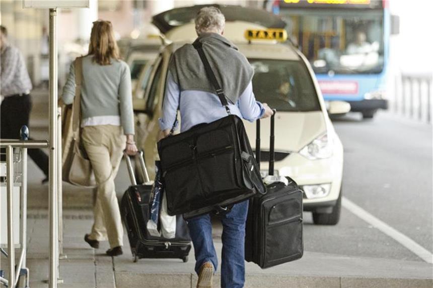 Wie Urlauber die Abzocke am Flughafen vermeiden Am Flughafen warten Taxis auf die Reisenden, wie hier in Hamburg - doch manchmal sind die Preise überteuert. Gerade im Ausland werden Urlauber gerne mal abgezockt. Foto: Markus Scholz