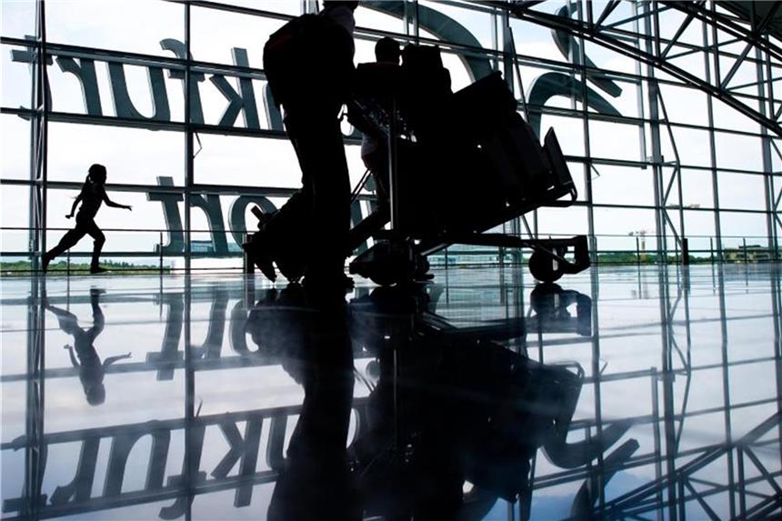 Lange Wartezeiten am Frankfurter Flughafen möglich Am Frankfurter Flughafen müssen Urlauber am kommenden Wochenende Geduld mitbringen. Foto: Christoph Schmidt