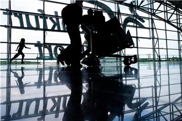Am Frankfurter Flughafen müssen Urlauber am kommenden Wochenende Geduld mitbringen. Foto: Christoph Schmidt