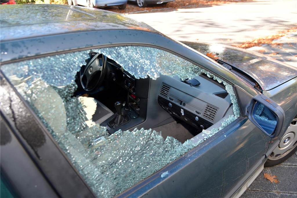 Immer wieder Diebstähle an Friedhof: Polizei schreibt Anzeigen Eingeschlagene Scheibe eines Autos auf der Beifahrerseite.