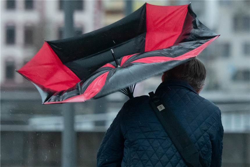 Sturmtief Zeynep am Freitag in Schwerte: Orkanböen bis zu 120 km/h möglich Am Freitag (18.02.) wird es erneut orkanartige Böen geben.