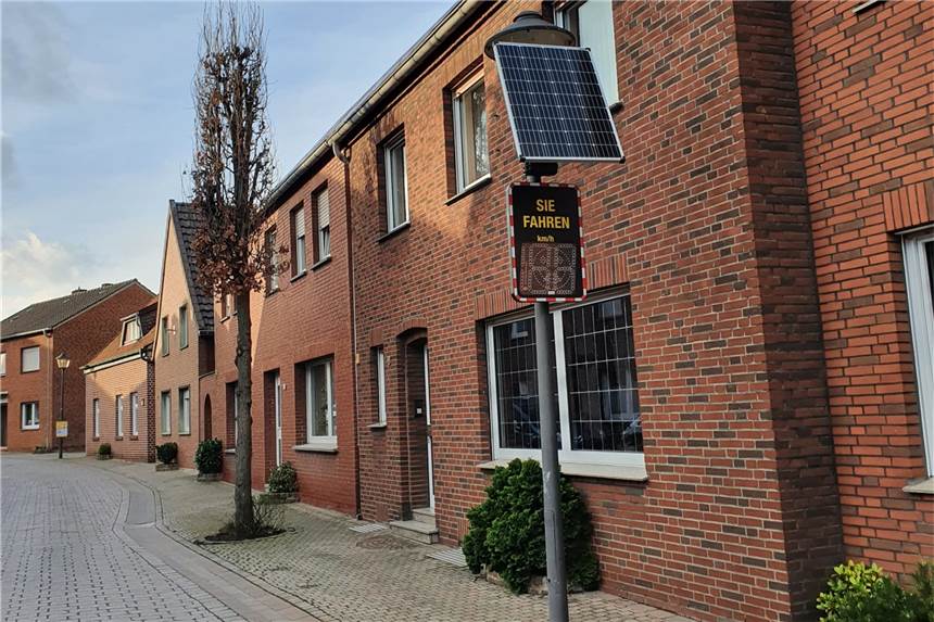 Anzeigetafel an der Altenhammstraße: Smiley soll für Sicherheit sorgen Am Freitag (22.Januar) ist ein Tempo-Info-Gerät an einer Laterne an der Altenhammstraße angebracht worden, welches den Verkehrsteilnehmern ihre Geschwindigkeit bewusst machen soll.