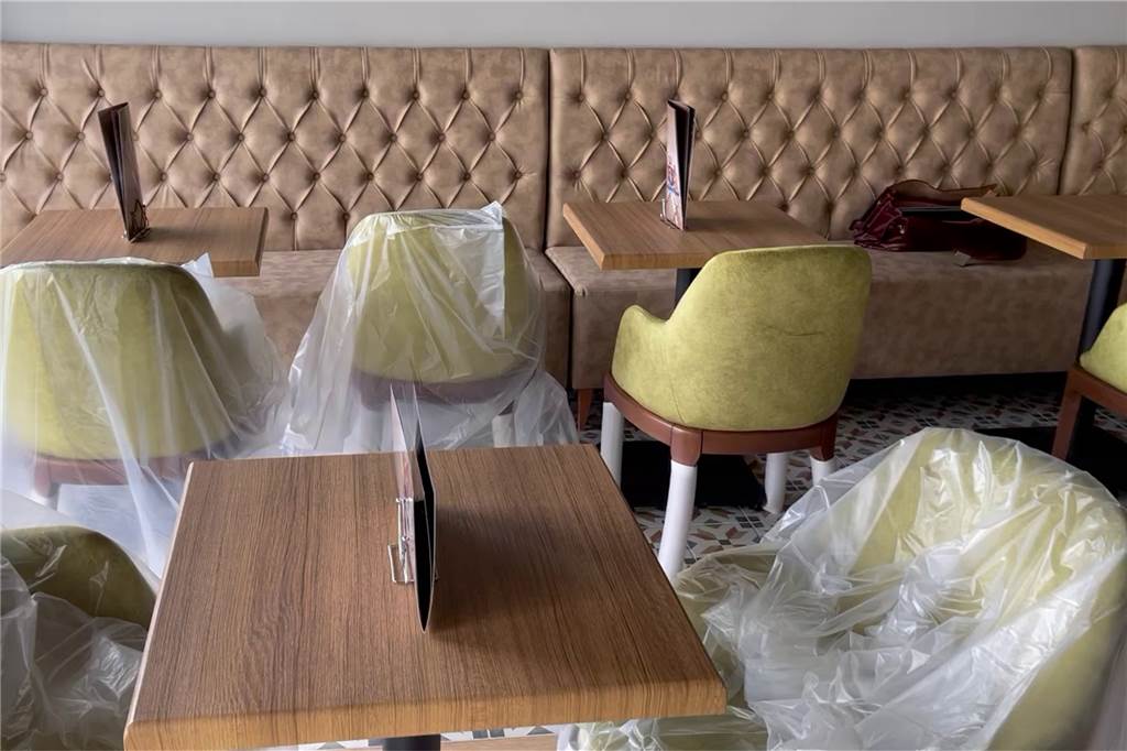 Eiscafé San Remo in Selm öffnet nach fast einem Jahr wieder Am Freitag (8. April) war ein Teil der neuen Einrichtung noch sicher verpackt.