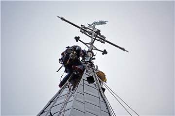 Am Freitag, 8. März, stiegen die Kletterer erneut auf den Kirchturm St. Vitus um die Reparaturen fortzusetzen.