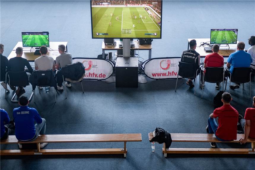 Der „ESports-Cup“ steht: 20 Teams spielen um 1500 Euro Preisgeld Am Freitag geht auch der Fußballkreis Recklinghausen in Sachen E-Sports an den Start: Das Foto zeigt Teilnehmer eines Wettbewerbs des Hamburger Fußball-Verbands.
