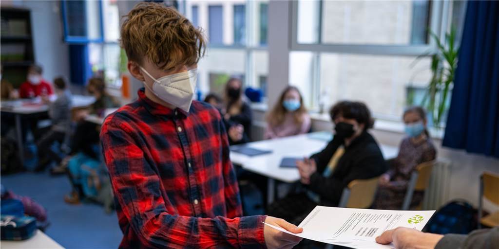 Castrop-Rauxeler Gymnasiasten verlassen Schule mit Hauptschul-Zeugnis Am Freitag gibt es Zeugnisse. Nach zwei Jahren mit lockeren Regelungen, gelten die wieder normale Maßstäbe für die Versetzung in die nächste Jahrgangsstufe. (Symbolbild)