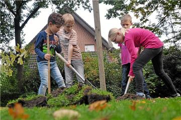Am Freitag haben 30 Kinder und Jugendliche des Jugendrotkreuz Nordkirchen im Park am Pfarrheim eine Zeitkapsel vergraben, die in 20 Jahren wieder ausgebuddelt werden soll.