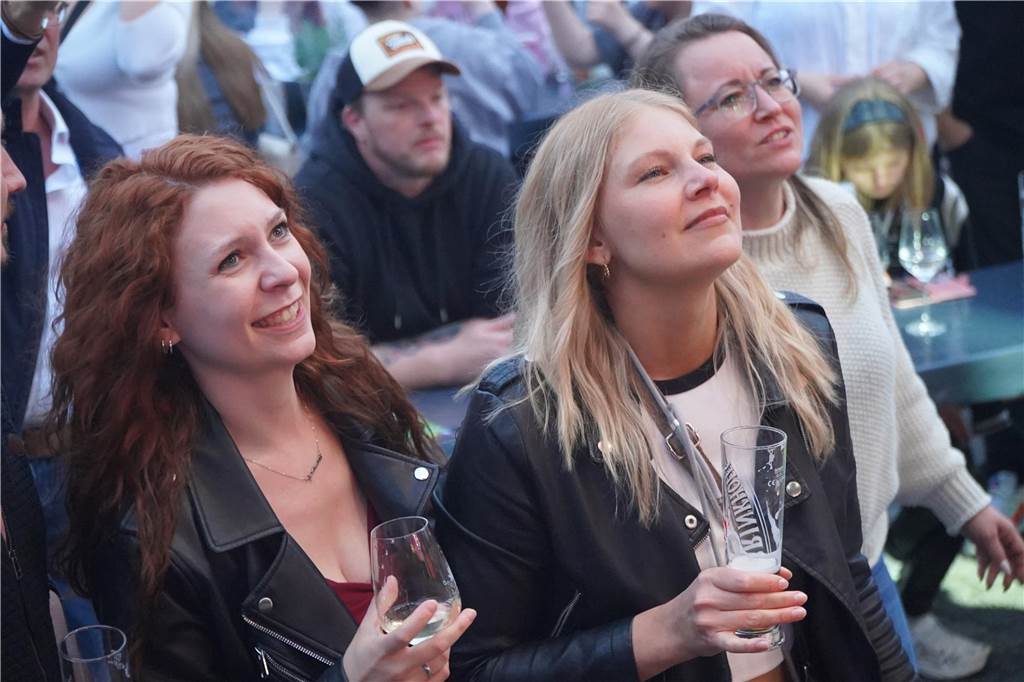 Am Freitag ist die Band "Dougie and the blind Brothers" bei Castrop kocht über aufgetreten. Die Band hatte Rock aus vielen Jahrzehnten im Gepäck und hat das Publikum mit Covern von Abba, den Beatles oder Nena begeistert. Die Stimmung war auch am Freitag gut und lies sich auch von ein paar Regentropfen nicht trüben. 