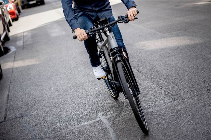 Pedelecs prallen aufeinander: Ein Fahrer flüchtet nach dem Unfall Am Freitag kam es zum Zusammenstoß zweier Pedelecs.