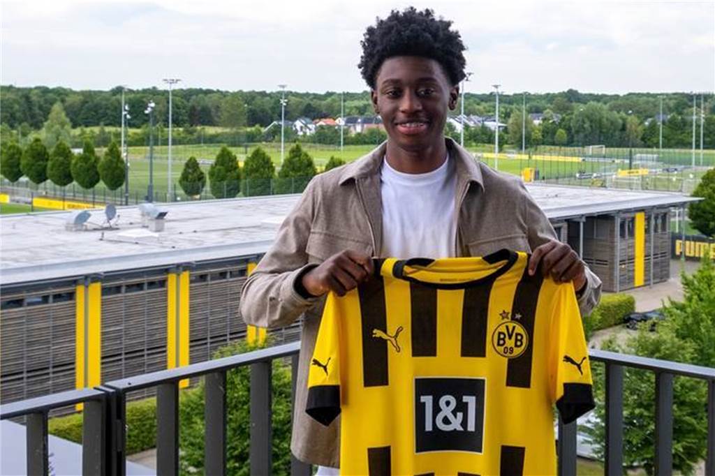 Nach schwierigen Verhandlungen: BVB schnappt sich Prince Aning Neuzugang Prince Aning mit einem BVB-Trikot in der Hand.