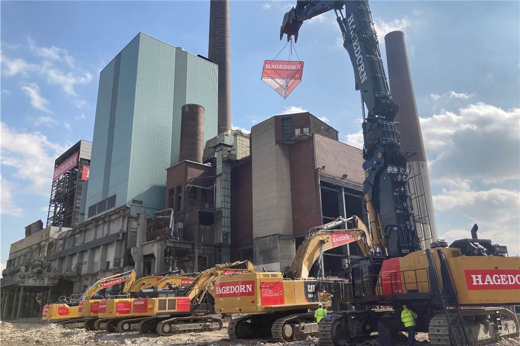 Sprengung am Steag-Kraftwerk Lünen: Zwei Schornsteine bleiben stehen Am Freitag vor der Sprengung: Bagger-Parade der Firma Hagedorn auf dem Steag-Gelände.