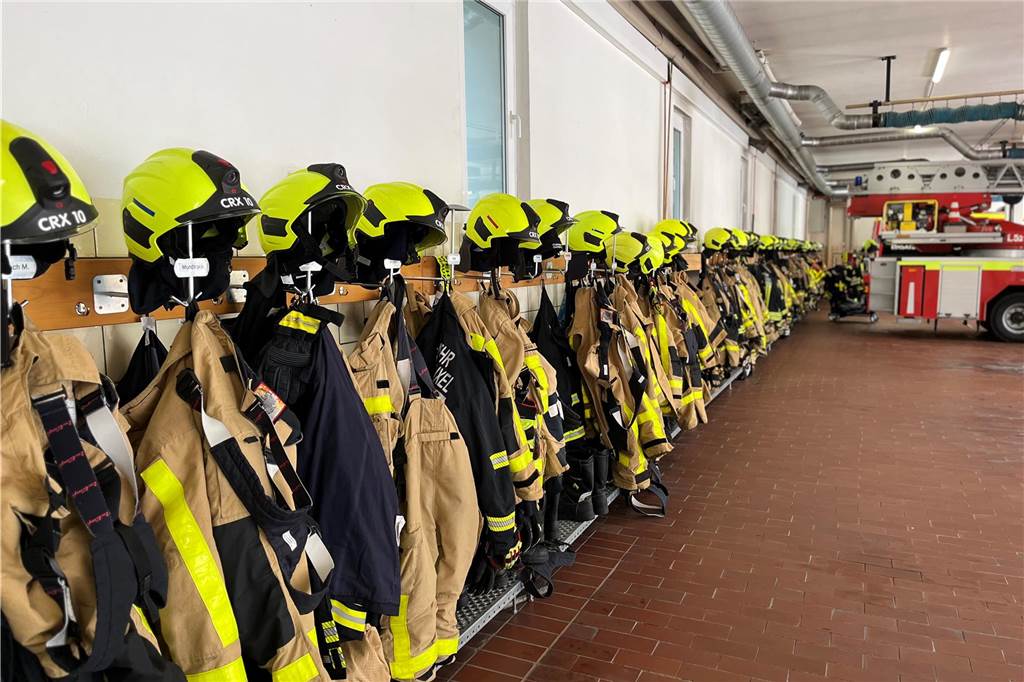 Am Freitag wird bei der Feuerwehr geputzt und aufgeräumt. Deshalb stehen die meisten Autos nicht in, sondern vor der Halle.