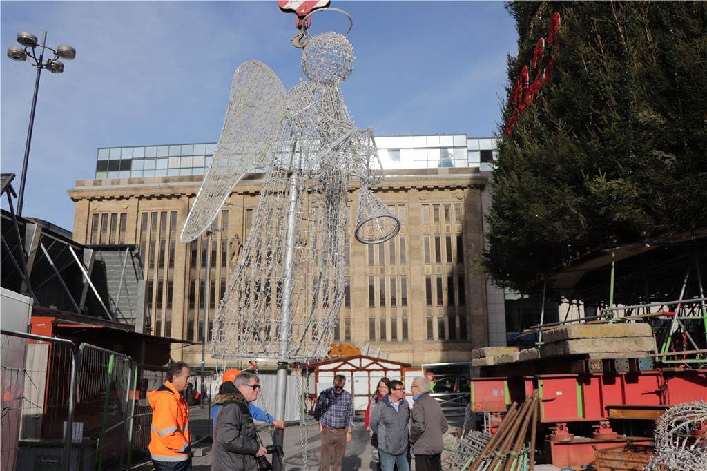 Riesen-Weihnachtsbaum in Dortmund hat jetzt seinen Engel Am Freitag wurde der leuchtende Engel mit einem Kran auf die Spitze des Dortmunder Riesen-Weihnachtsbaumes gehievt.