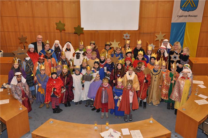Am Freitag wurden rund 50 Kinder zum Auftakt der diesjährigen Sternsinger-Aktion im Ratssaal des Rathauses Castrop-Rauxel empfangen. Die stellvertretenden Bürgermeister Katrin Lasser (SPD) und Hans-Hugo Kurrek (CDU) dankten den Kindern für ihr ehrenamtliches Engagement.