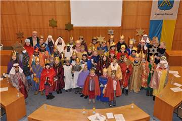 Am Freitag wurden rund 50 Kinder zum Auftakt der diesjährigen Sternsinger-Aktion im Ratssaal des Rathauses Castrop-Rauxel empfangen. Die stellvertretenden Bürgermeister Katrin Lasser (SPD) und Hans-Hugo Kurrek (CDU) dankten den Kindern für ihr ehrenamtliches Engagement.