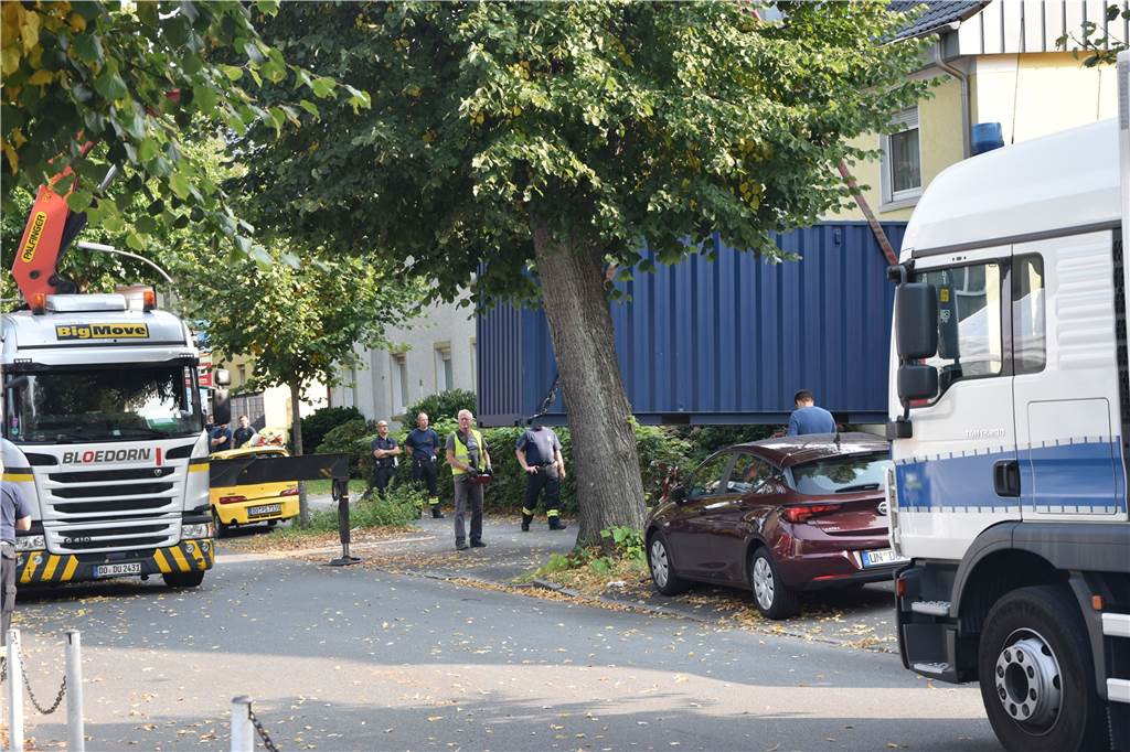 68-jähriger Waffenbesitzer aus Lütgendortmund aus Polizeigewahrsam entlassen Am Freitagabend wurde ein Container angeliefert, um Gegenstände zu lagern, die bei der Durchsuchung gefunden werden.