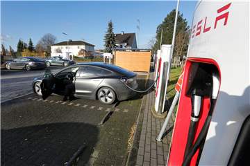 Am Freitagmittag herrschte auf der Tesla-Tankstelle wieder reger Betrieb.