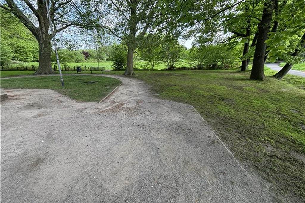 Viel Müll nach Feiern am 1. Mai? Wirtschaftsbetriebe schildern ersten Eindruck Die Wiese rund um das Kriegerdenkmal in Lünen.