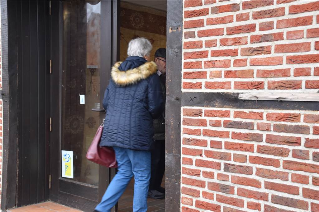Pelzankäufer in Wüllen wollten ihren Kunden offensichtlich nur ans Gold Am Freitagnachmittag besuchten einige Leute das Geschäft.