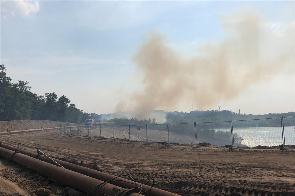 Spektakuläre Luftbilder zeigen die Dürre an Halterner Rasenflächen Am Freitagnachmittag ist in einer Böschung am Silbersee II ein Feuer ausgebrochen.