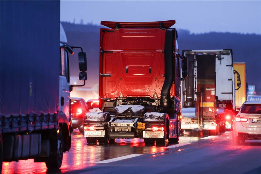 Unfall auf der Steinfurter Straße: Polizei sucht flüchtigen Lkw-Fahrer Am Freitagvormittag kam es auf der Steinfurter Straße in Ascheberg zu einem Unfall mit zwei Sattelschleppern.