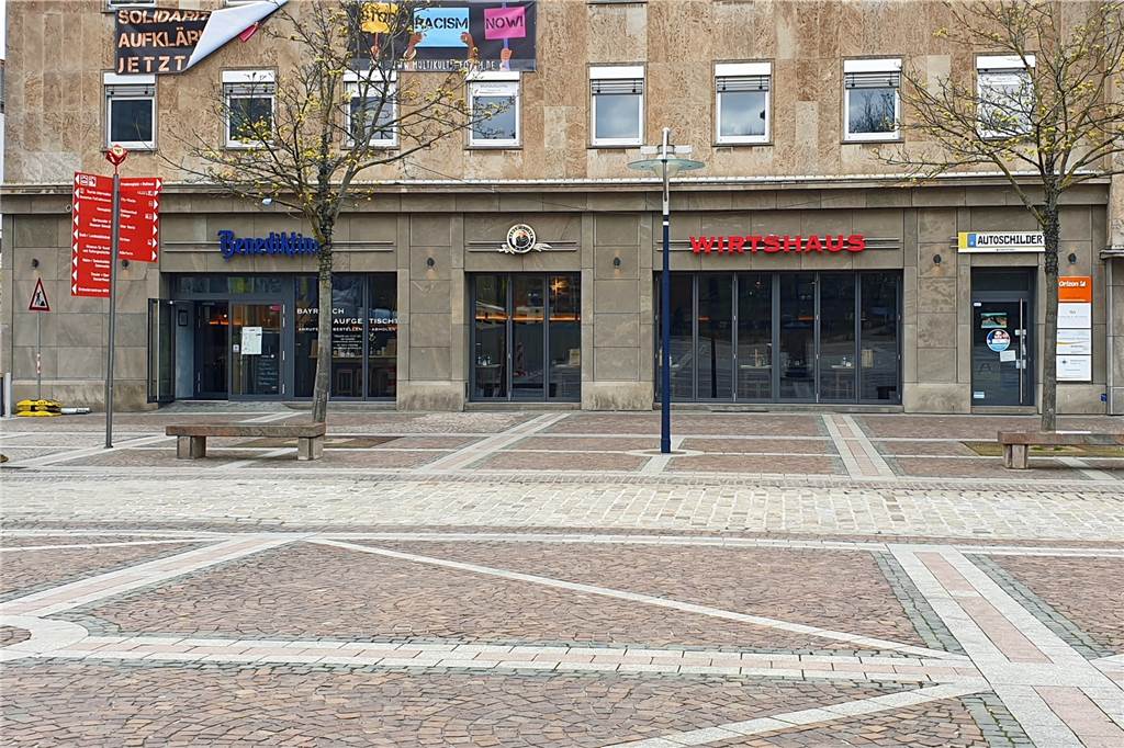 Am Friedensplatz hat ein neues Benediktiner Wirtshaus mit bayrischem Flair eröffnet. Das Lokal soll innen und außen insgesamt fast 400 Gästen einen Platz bieten.