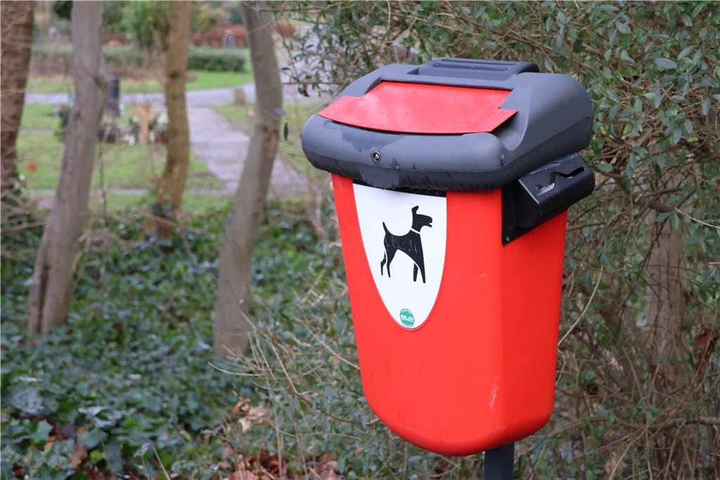 Am Friedhof im Kirchhellener Gewerbegebiet findet sich einer der Kotbeutel-Spender.