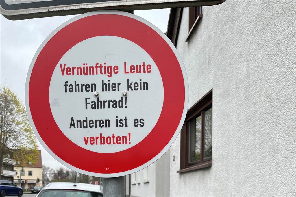 Kuriose Geschichten: Gestohlener Baum, Krabbe im Zug, rätselhafte Schilder Auf einem Schild steht: Vernünftige Leute fahren hier kein Fahrrad! Anderen ist es verboten!