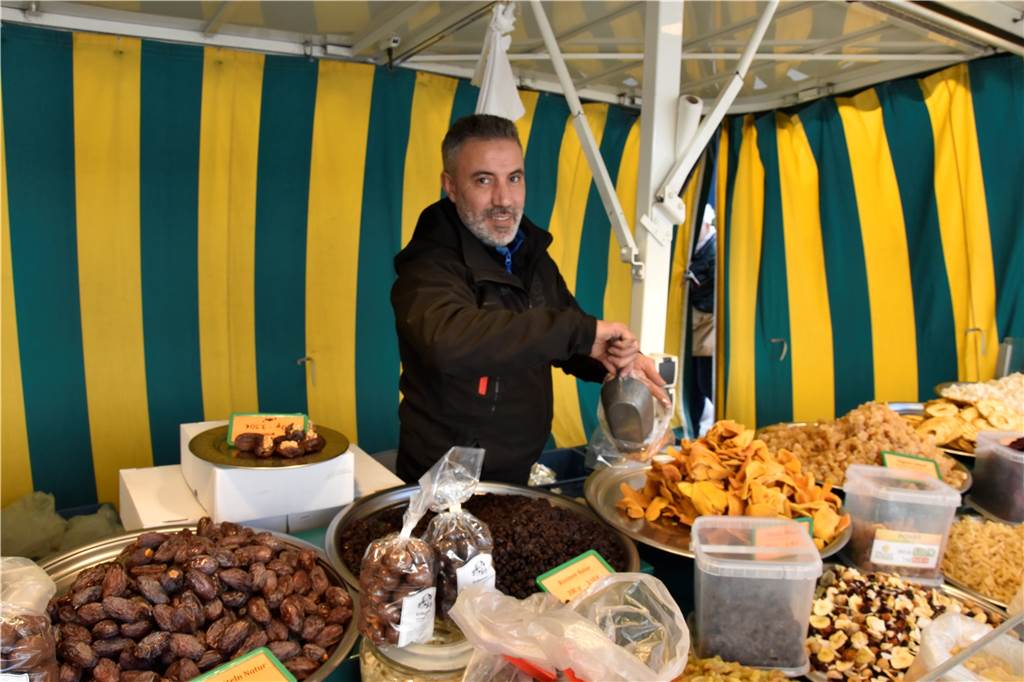 Werner Wochenmarkt findet statt: Händler fürchten wirtschaftliche Folgen mehr als den Virus Am Fruchtpower-Stand geht alles seinen gewöhnlichen Gang. Von Hamsterkäufen sei laut dem Inhaber keine Spur.
