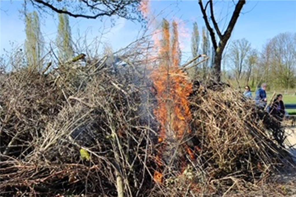 Osterfeuer und mehr: 1500 Besucher feierten Samstag in Deininghausen Am Frühabend loderte das Osterfeuer. 25 Kubikmeter Gehölzschnitt hatten die Kleingärtner auf dem Parkplatz angehäuft.