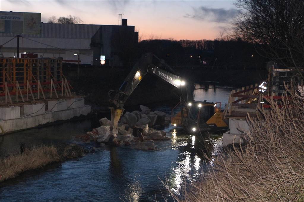 Berkelbrücke: Neue Widerlager betoniert – alter Mittelpfeiler abgerissen ein Bagger trägt den Mittelpfeiler der Berkelbrücke ab