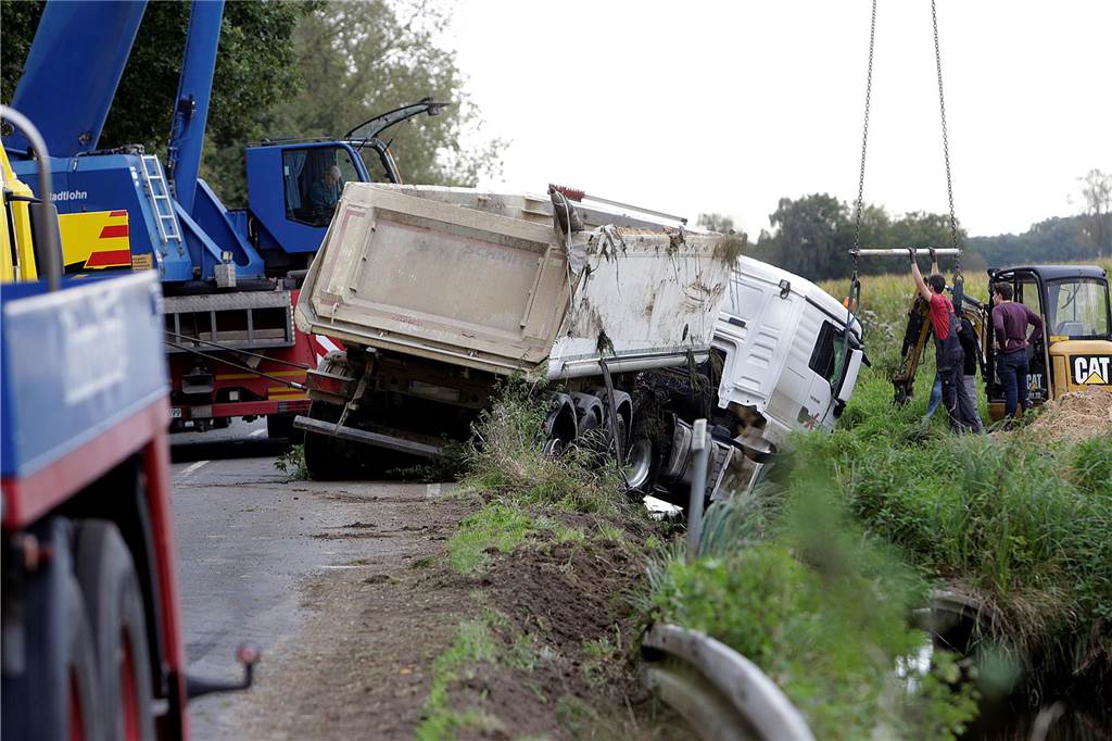 Sand-Lkw zwischen Lavesum und Merfeld in den Graben gerutscht Am frühen Montagabend war die Bergung des Lkw auf der Merfelder Straße noch in vollem Gange.